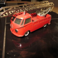 Tekno VW Bus Feuerwehr mit Leiter